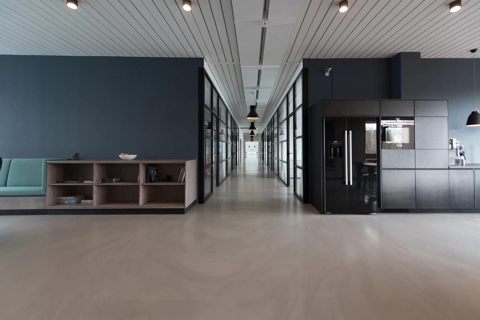 Professioneller Arbeitsplatz mit modernem Büro